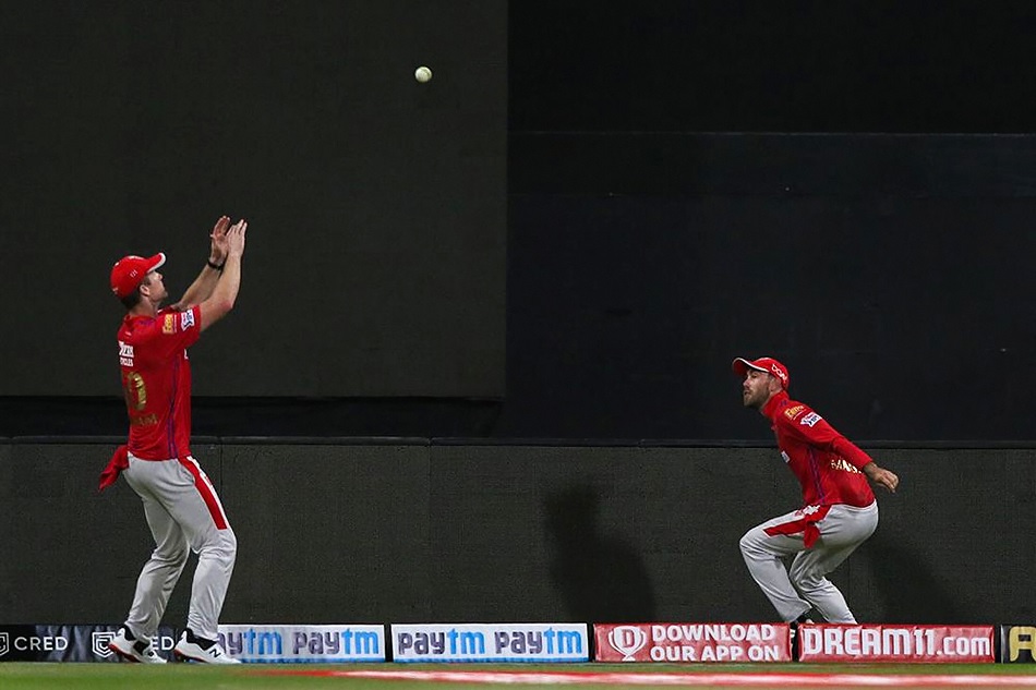 ग्लैन मैक्सवेल और जिमी नीशम की जुगलबंदी ने पकड़ा रोहित शर्मा का जबरदस्त कैच- VIDEO