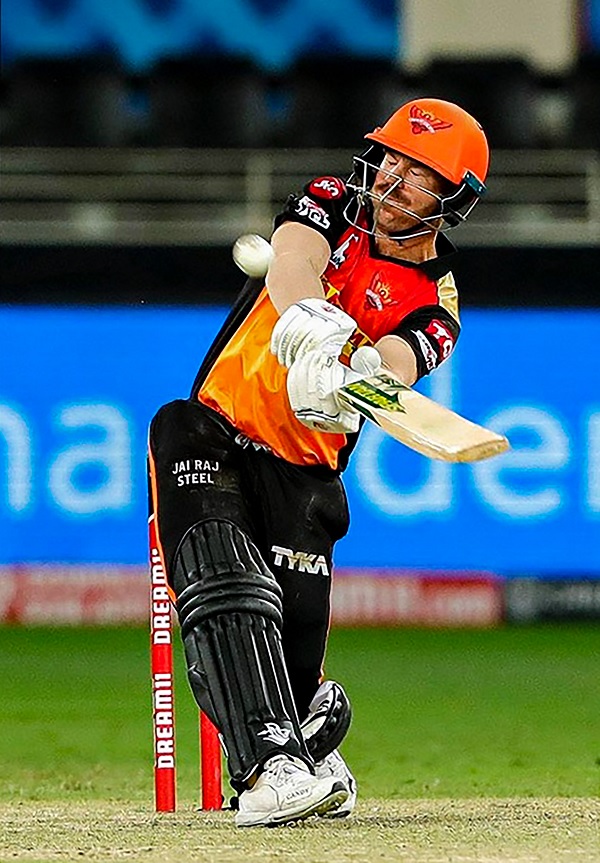 1. SRH के बल्लेबाजों ने अपने विकेट फेंके जिससे हड़बड़ी का माहौल बना-