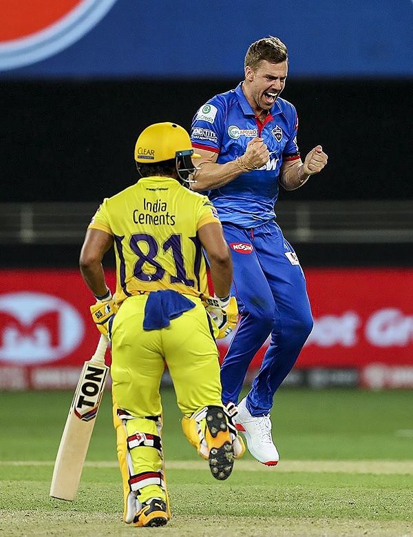 कितने में खरीदे गए थे केदार जाधव?