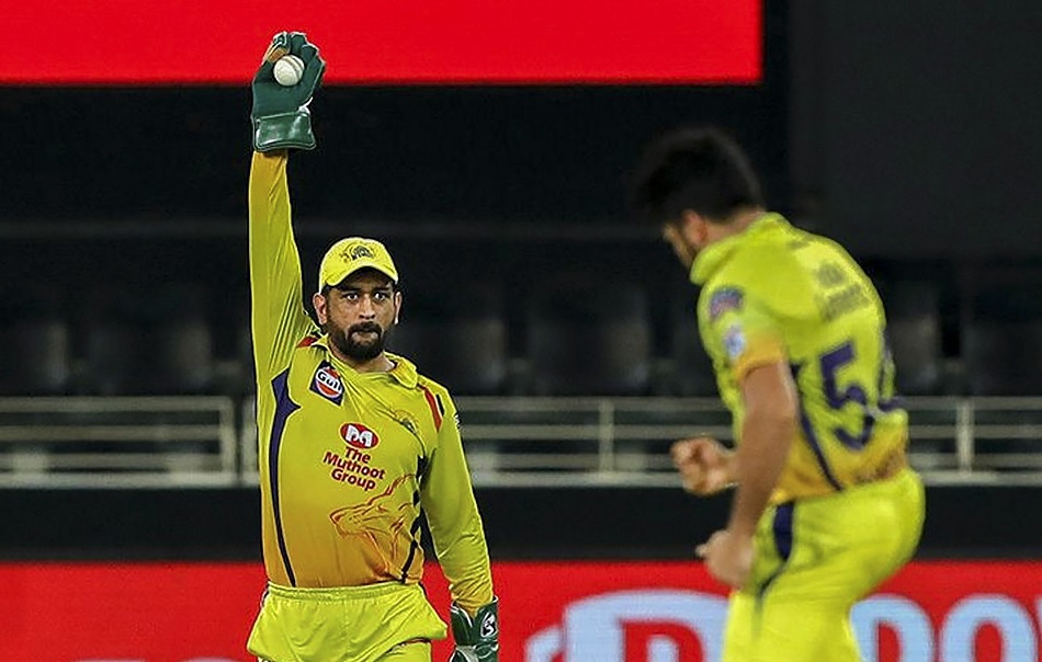 IPL 2020: 'अकेला आदमी सब कुछ नहीं कर सकता'- धोनी के बचाव में सामने आया ये स्पिनर