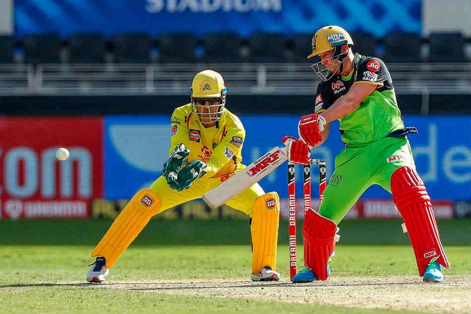 RCB के खिलाफ CSK के गेंदबाजों ने दिखाया दम, आखिरी 3 ओवर में सिर्फ 20 रन, कोहली ने जड़ी 50