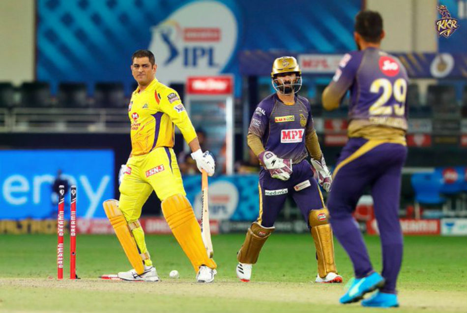 IPL 2020: वरुण चक्रवर्ती के सामने बेबस हुए एमएस धोनी, ऐसा करने वाले पहले गेंदबाज बने