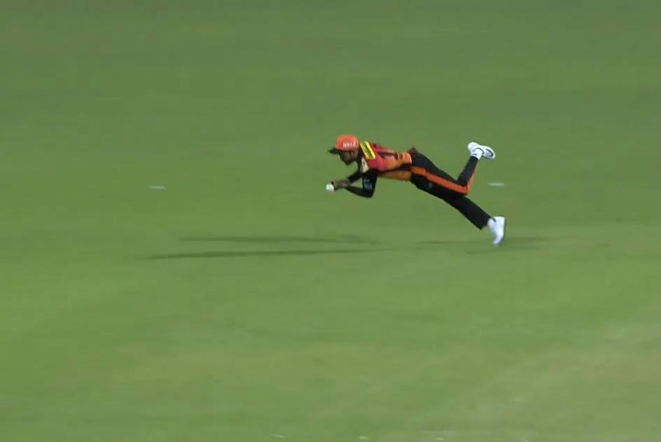 MI vs SRH: हवा में उड़कर मनीष पांडे ने पकड़ा इशान किशन का जबरदस्त कैच, वीडियो देख रह जायेंगे हैरान