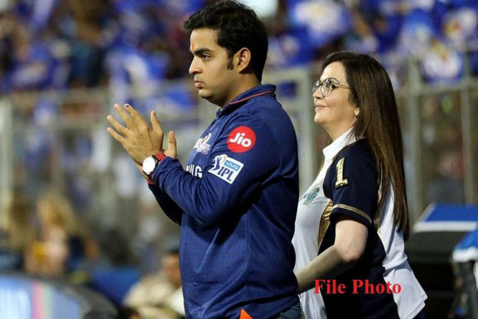 IPL 2020: जब ड्रेसिंग रूम में थे मुंबई इंडियंस के प्‍लेयर्स और आया नीता अंबानी का फोन, देखिए VIDEO