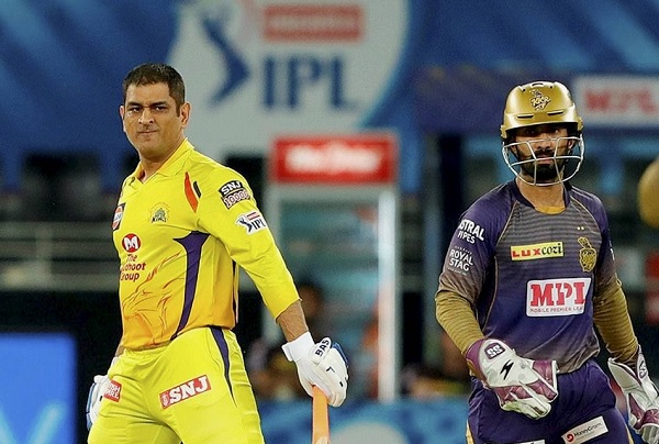 धोनी को भीड़ के सामने खेलना चाहिए- वॉन