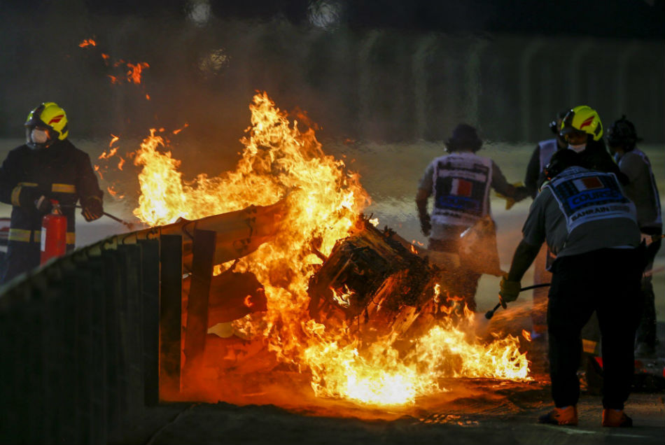 Video: फार्मूला वन रेस के दौरान लगी आग, दो टुकड़ हुई कार, बाल-बाल बचे रोमैन ग्रोसजेन