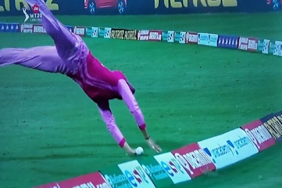 खिलाड़ी ने गजब तरीके से रोका चौका, देखती ही रह गईं स्मृति मंधाना(Video)