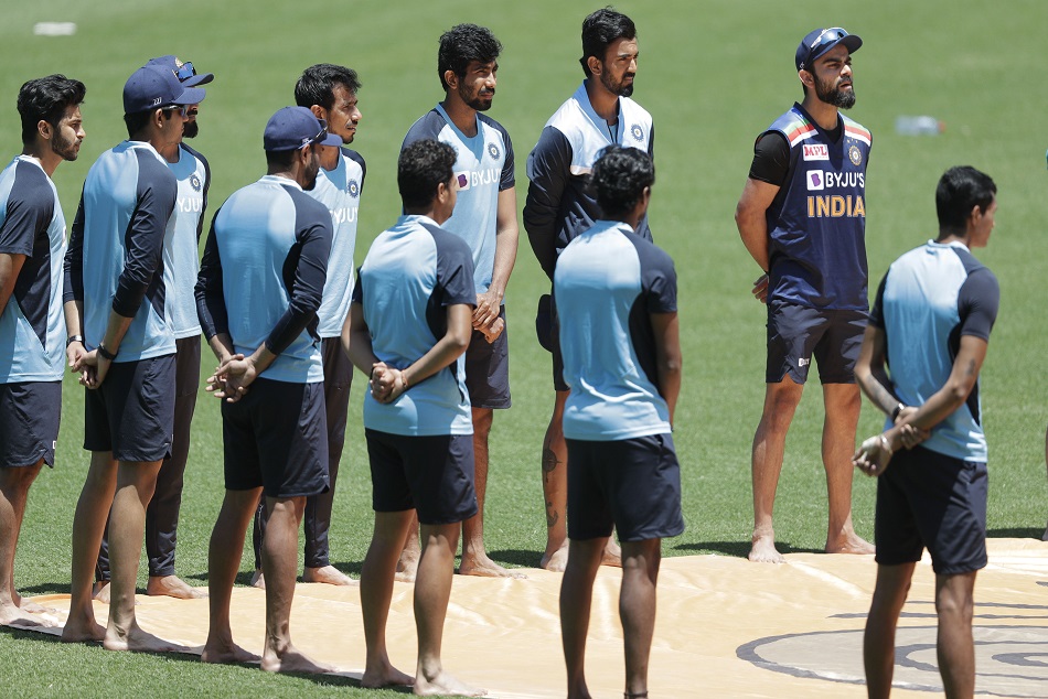 IND vs AUS : मैच से पहले भारत-ऑस्ट्रेलिया के खिलाड़ी नंगे पांव मैदान पर आए