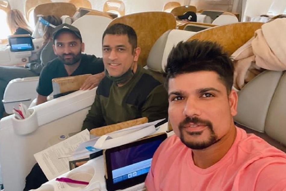 धोनी के साथ भारत लौटी चेन्नई सुपर किंग्स की टीम, कर्ण शर्मा ने शेयर की फोटो