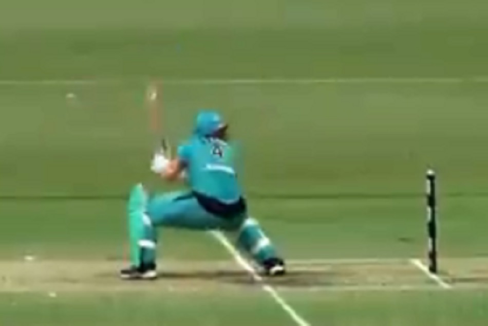 WBBL: इस महिला क्रिकेटर ने खेला अजीबोगरीब शाॅट, देखते ही रह गए सभी खिलाड़ी