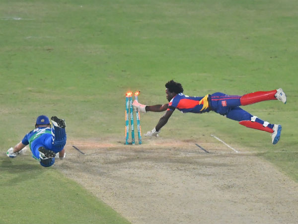 PSL 2020: सुपरओवर के रोमांच में जीती कराची किंग्स, मोहम्मद आमिर ने दिलाई फाइनल की टिकट