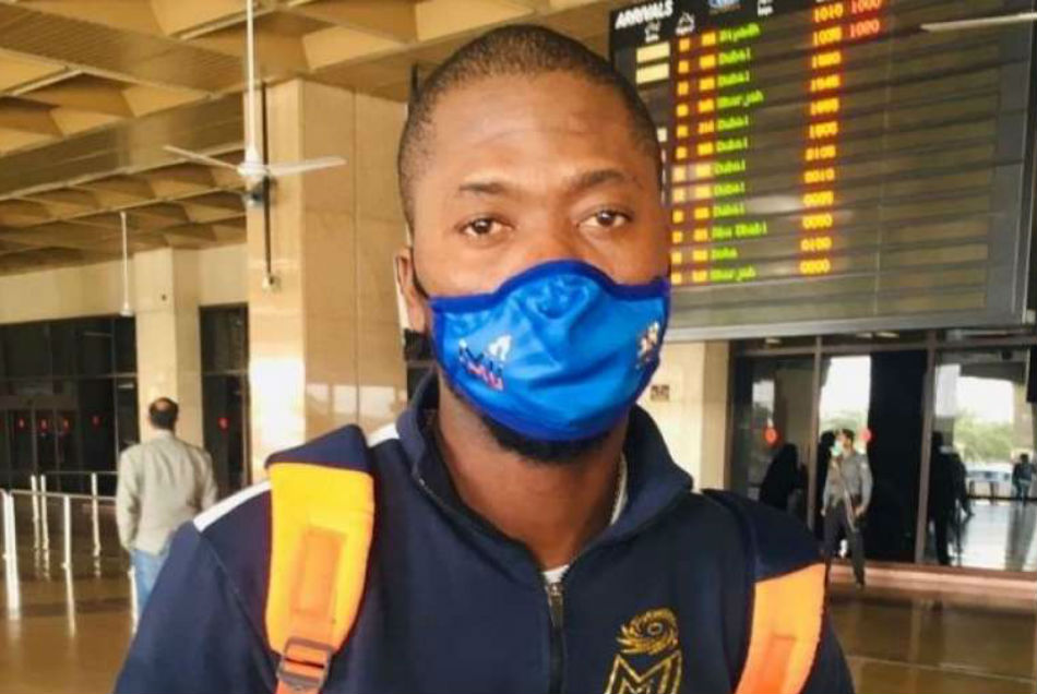 PSL में मुंबई इंडियंस के ग्लव्स पहनकर उतरे रदरफोर्ड, सोशल मीडिया पर हुए ट्रोल