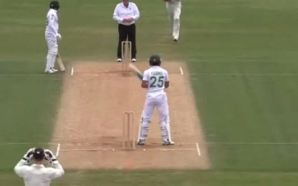 खेलने के अजीबोगरीब अंदाज के साथ फवाद आलम ने न्यूजीलैंड में ठोका शतक, फोटो वायरल