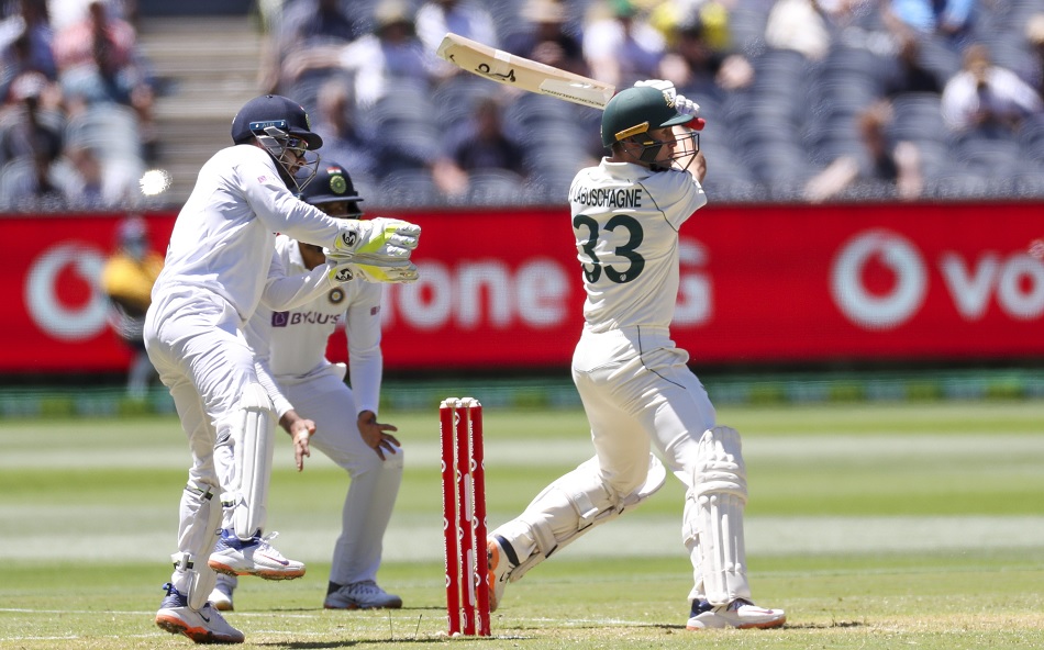 IND vs AUS: बाल-बाल बचे मार्नस लाबुशेन, हेलमेट पर जा टकराई सिराज की गेंद- VIDEO