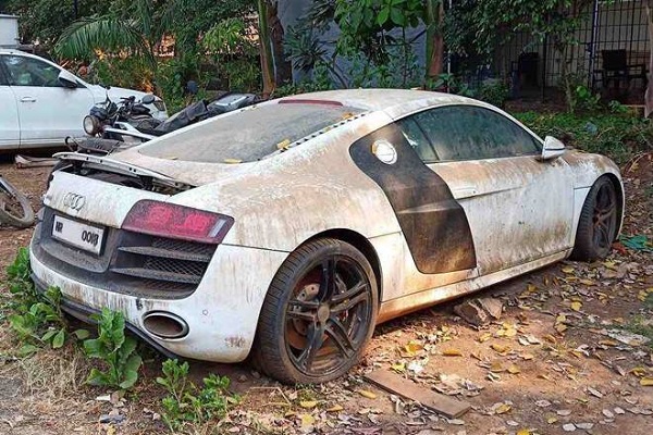 पुलिस स्टेशन में धूल फांक रही है पहली ऑडी कार-