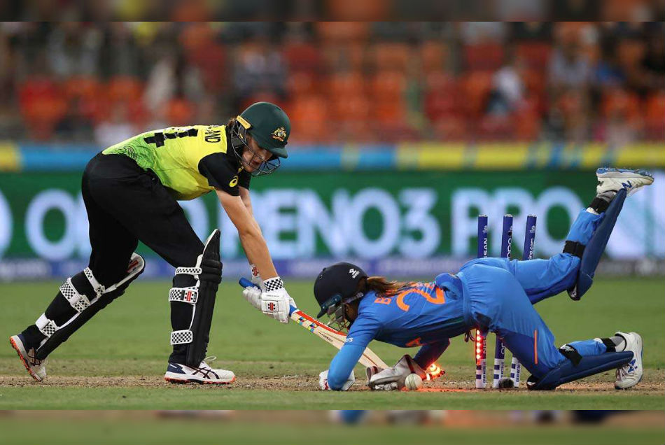 कोरोना के चलते रद्द हुआ भारतीय महिला टीम का ऑस्ट्रेलिया दौरा, भड़के आकाश चोपड़ा