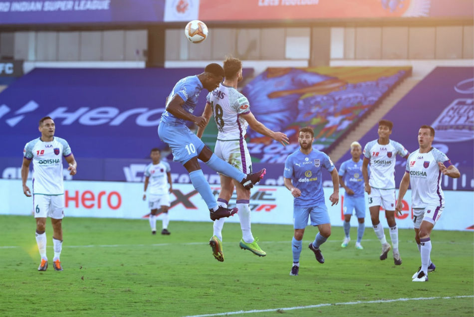 ISL 7: जीत की हैट्रिक लगा टॉप पर पहुंची मुंबई, ओडिशा को 2-0 से हराया