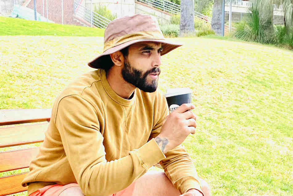 Ravindra Jadeja: जडेजा की तस्वीर सोशल मीडिया पर वायरल, बोले- अभी वाइन पीने का समय नहीं हुआ