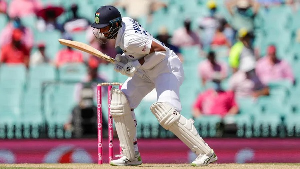 5. यॉर्कशायर में खेल के दौरान चेतेश्वर पुजारा ने झेला-