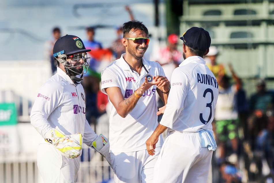 अश्विन के बाद अक्षर पटेल ने रचा इतिहास, 100 साल में ऐसा करने वाले दूसरे स्पिन गेंदबाज बने