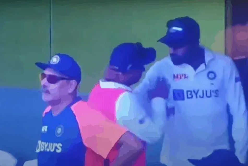 IND vs ENG: क्या भारतीय ड्रेसिंग रूम में नहीं है सबकुछ ठीक, सिराज ने कुलदीप को गर्दन से दबोचा, वीडियो वायरल