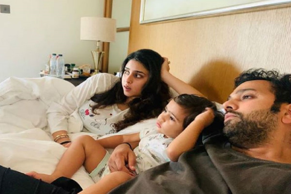 रोहित शर्मा ने पत्नी रितिका के लिए लिखी क्यूट पोस्ट, बेटी संग थामी पत्नी की उंगलियां