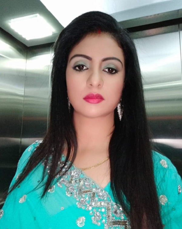 तस्वीर में चौंकाने वाली बात उनका सिंदूर है-