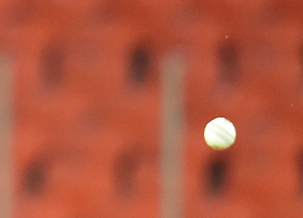 तीसरे ही ओवर में गेंद खराब हो गई-