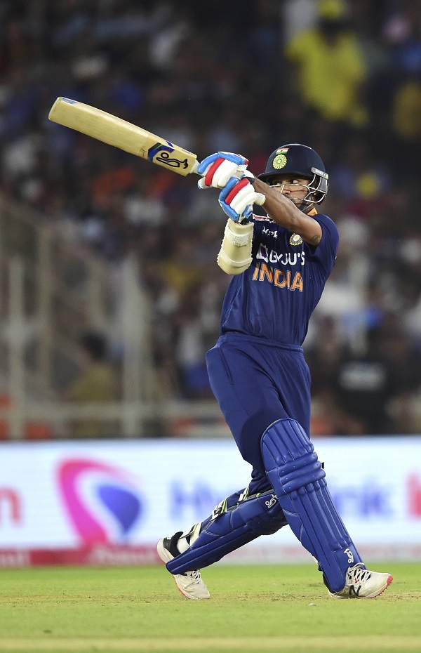 16 गेंद बाद ही गेंद का मुआयना हुआ-