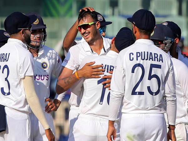 अक्षर पटेल ने इंग्लैंड को पहला झटका दिया