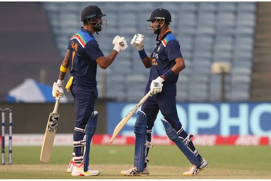 IND vs ENG: राहुल-पांड्या के अर्धशतक ने भारत को संभाला, इंग्लैंड के सामने रखा 318 का लक्ष्य