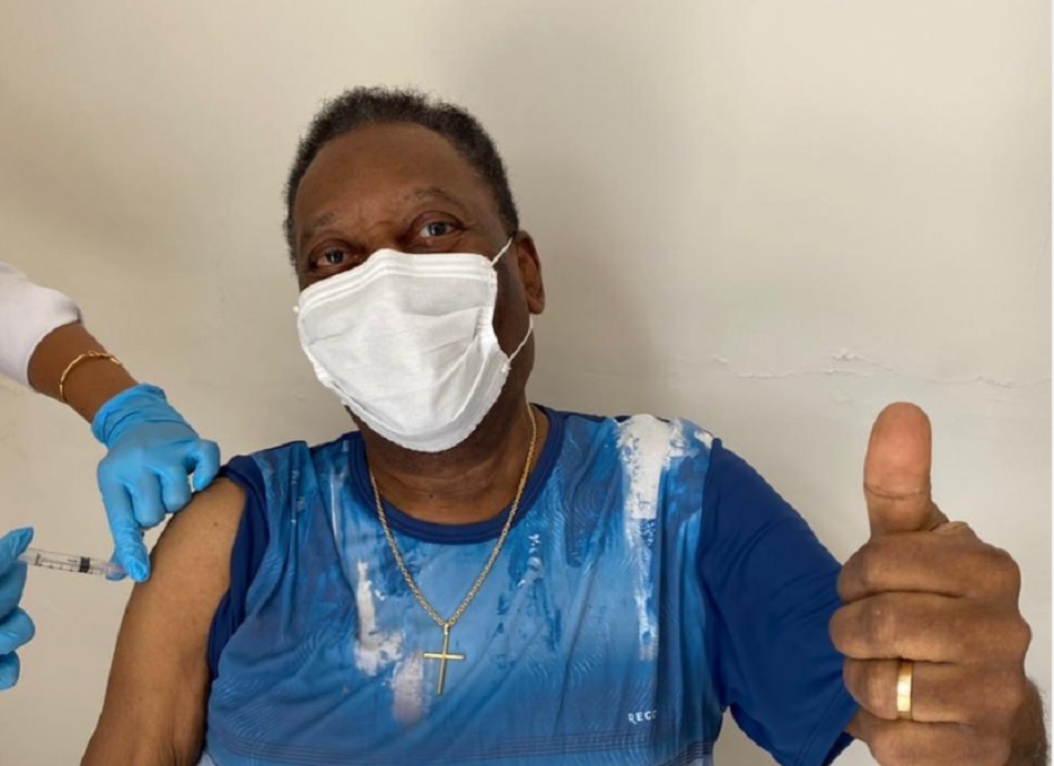 फुटबॉल लीजेंड पेले ने लगवाई कोविड-19 वैक्सीन, लोगों से की अनुशासन बरकरार रखने की अपील