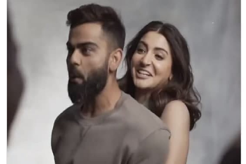 अनुष्का शर्मा ने उठाया तो विराट कोहली के मुंह से निकला, 'ओ तेरी', वीडियो हुआ वायरल