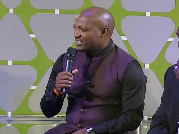 खुद को और नीचे धकेल सकते हैं धोनी