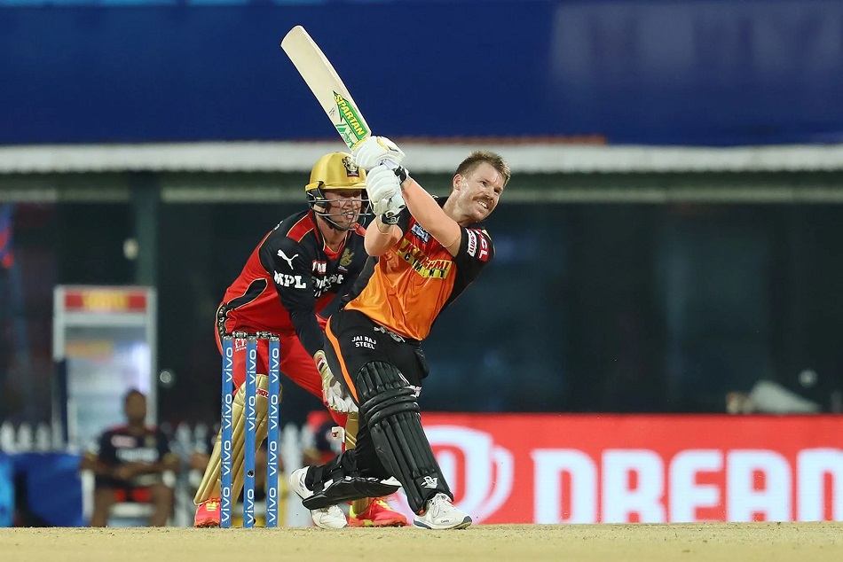 SRH vs RCB : आरसीबी के खिलाफ चमके डेविड वार्नर, धोनी को छोड़ा पीछे