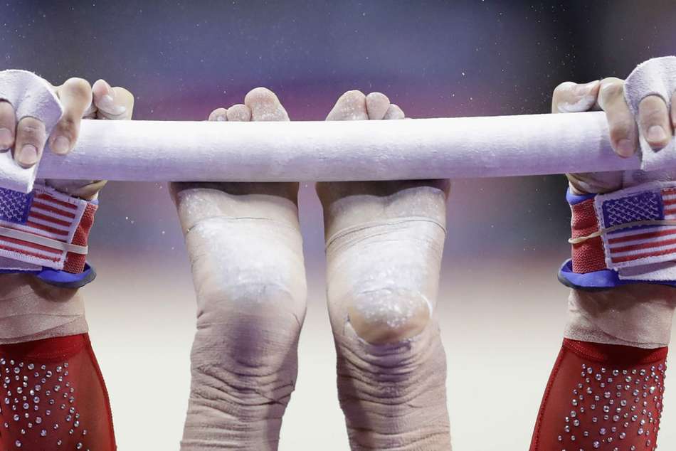 जिमनास्ट ने जबरदस्त जंप के बाद दिखाया वैक्सीनेशन कार्ड, वीडियो वायरल