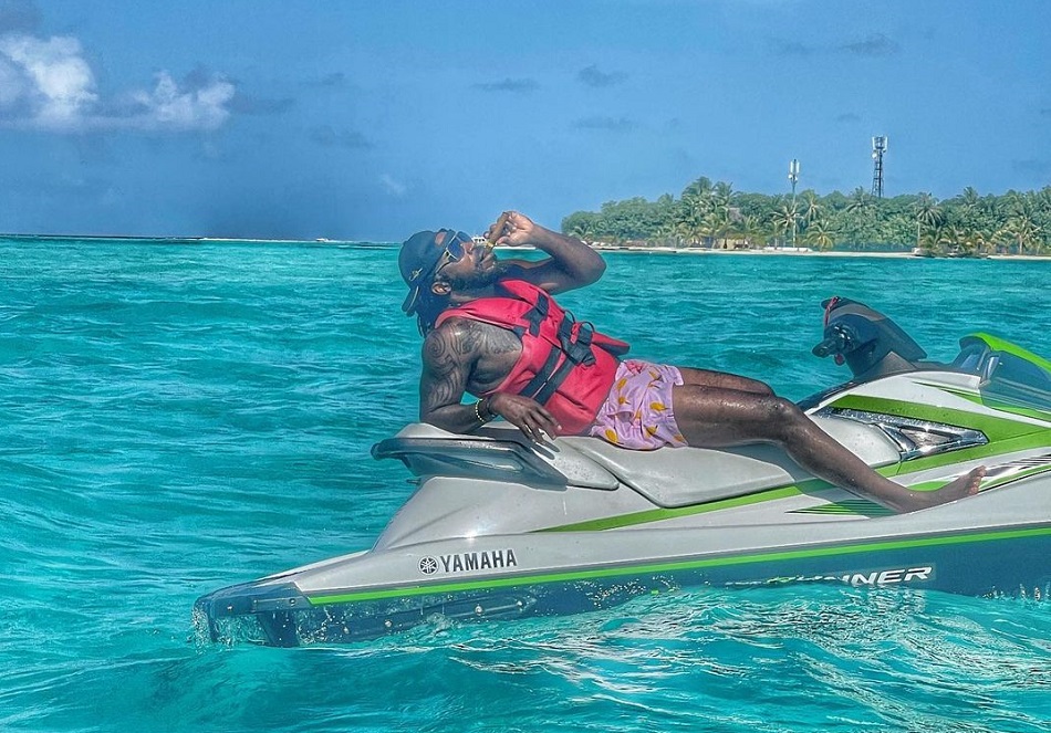 कोरोना के डर से बाकी क्रिकेटर चले गए घर, गेल कर रहे हैं मालदीव में रुककर मजे- VIDEO