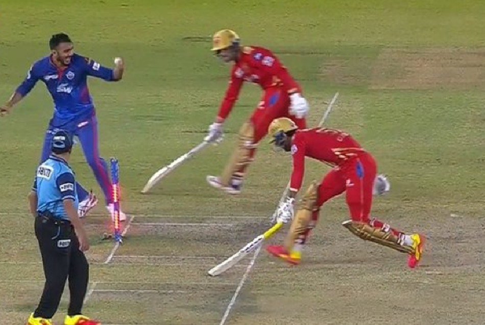 DC vs PBKS: जब अक्षर पटेल ने एक ही गेंद पर किया दो रन आउट, एक ही दिशा में भागे दोनों खिलाड़ी