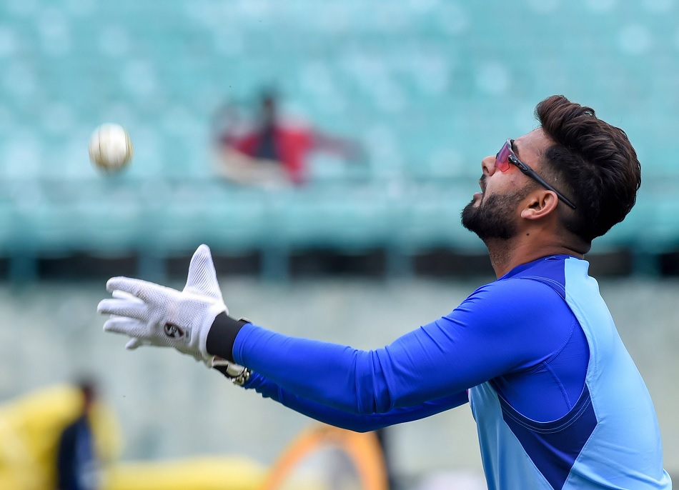 Rishabh Pant shows his fitness by doing handstand push ups ahead of England tour