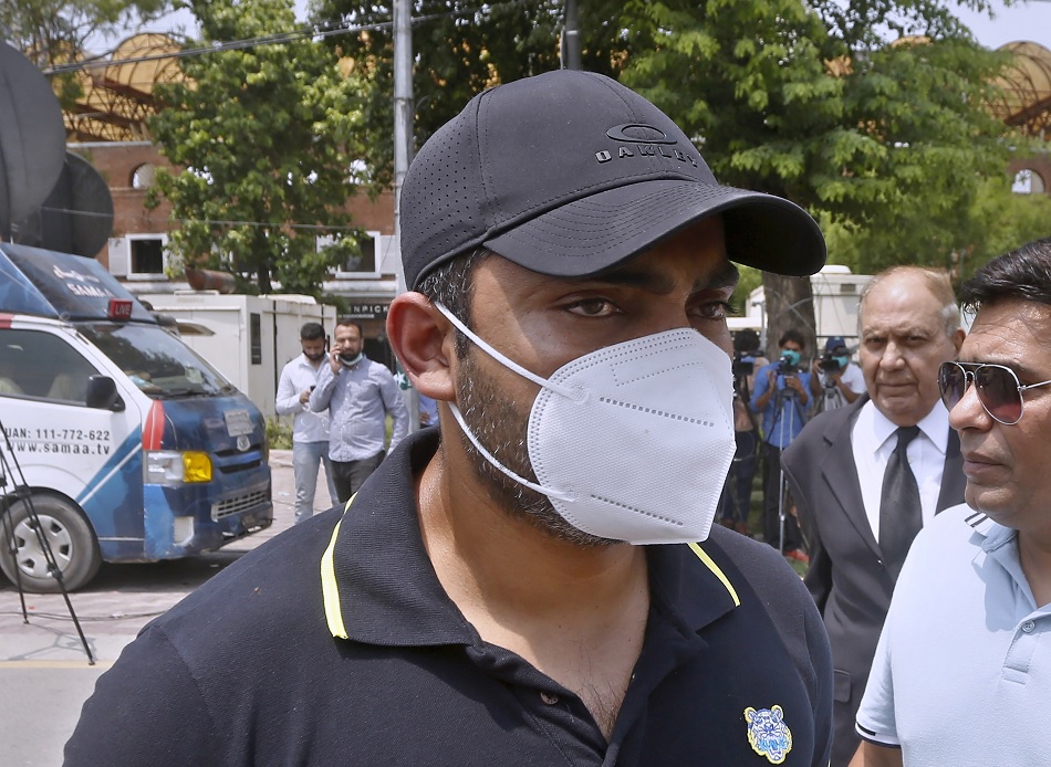 विवादित पाकिस्तान क्रिकेटर उमर अकमल भी चले USA, क्रिकेट में तलाशेंगे वहां करियर