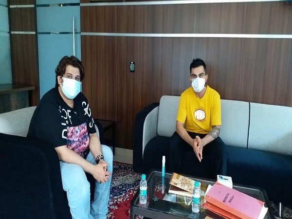 खिलाड़ियों ने बढ़ाया हाथ