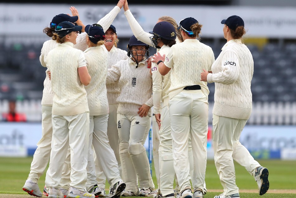 ENGW vs INDW: ताश के पत्तों की तरह ढेर हुई भारतीय टीम, फॉलो ऑन बचाने में हुई नाकाम