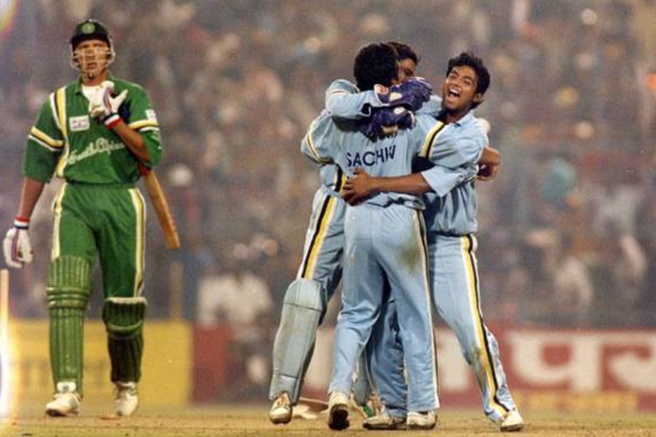 सचिन का बल्लेबाजी रिकाॅर्ड छोड़िए, गेंदबाजी में भी जबरदस्त थे, देखें आंकड़े