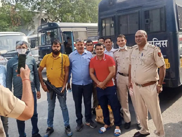 अब खा रहा है जेल की हवा