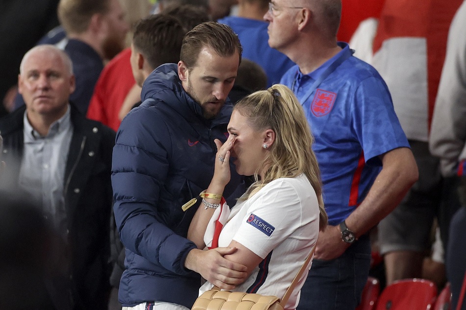 इंग्लैंड के फुटबॉल खिलाड़ियों पर ऑनलाइन नस्लीय कमेंट के बाद फेसबुक और ट्विटर कठघरे में