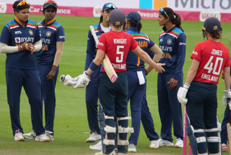 ENGW vs INDW: आखिरी ओवर के रोमांच में भारतीय टीम ने मारी बाजी, 8 रन से हराकर सीरीज में की वापसी