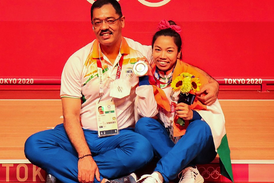 Tokyo 2020: सिल्वर मेडलिस्ट जीतने वाले मीराबाई चानू को अब रेलवे भी देगा ईनाम, 2 करोड़ के साथ मिलेगा प्रमोशन