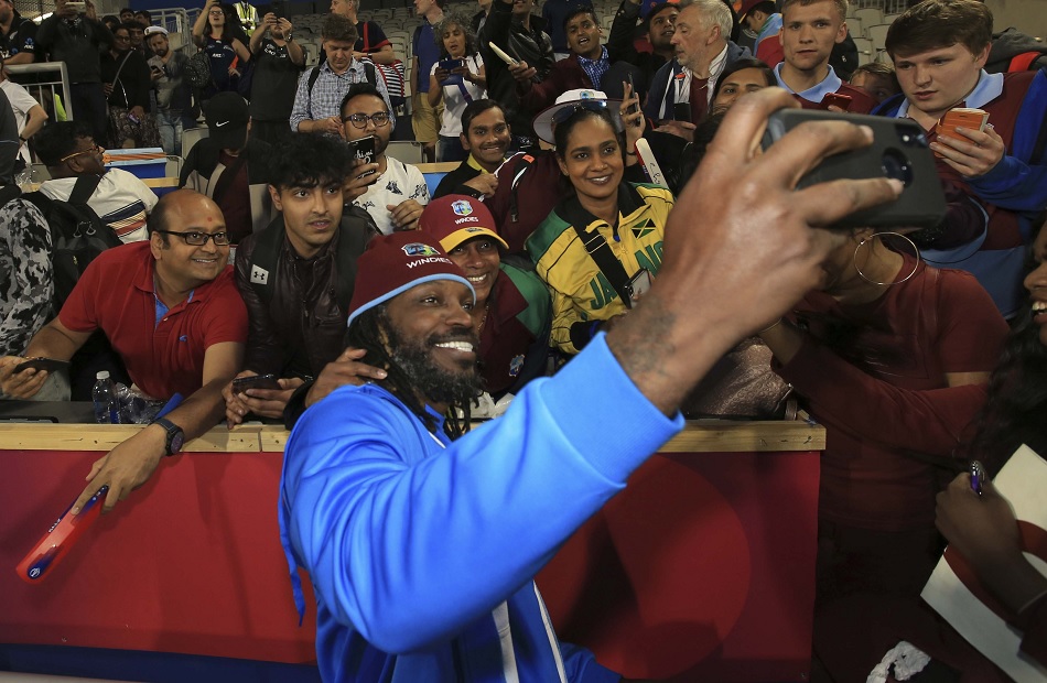 पाकिस्तान के ड्रेसिंग रूम में आकर माहौल हल्का-फुल्का कर गए क्रिस गेल- VIDEO