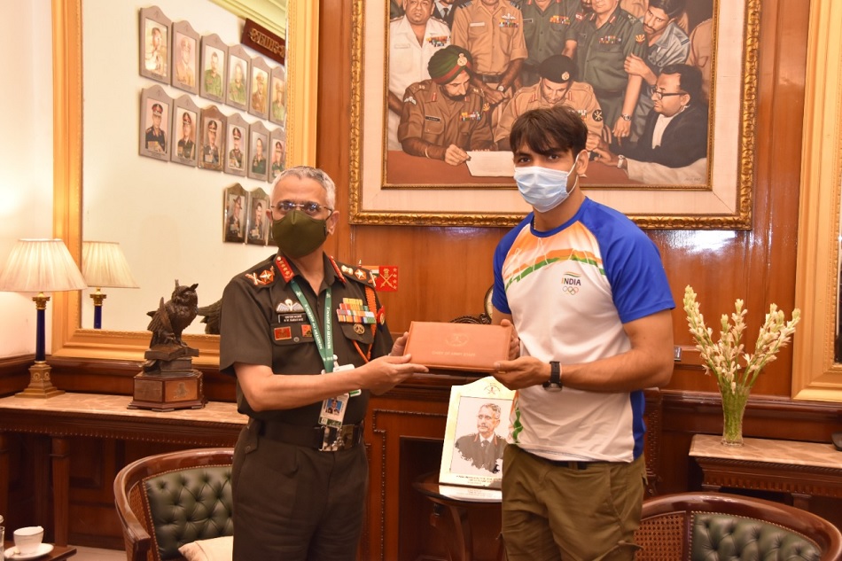 नीरज चोपड़ा ने थल सेना प्रमुख से की मुलाकात, आर्मी राजपुताना राइफल्स ने किया अभिवादन