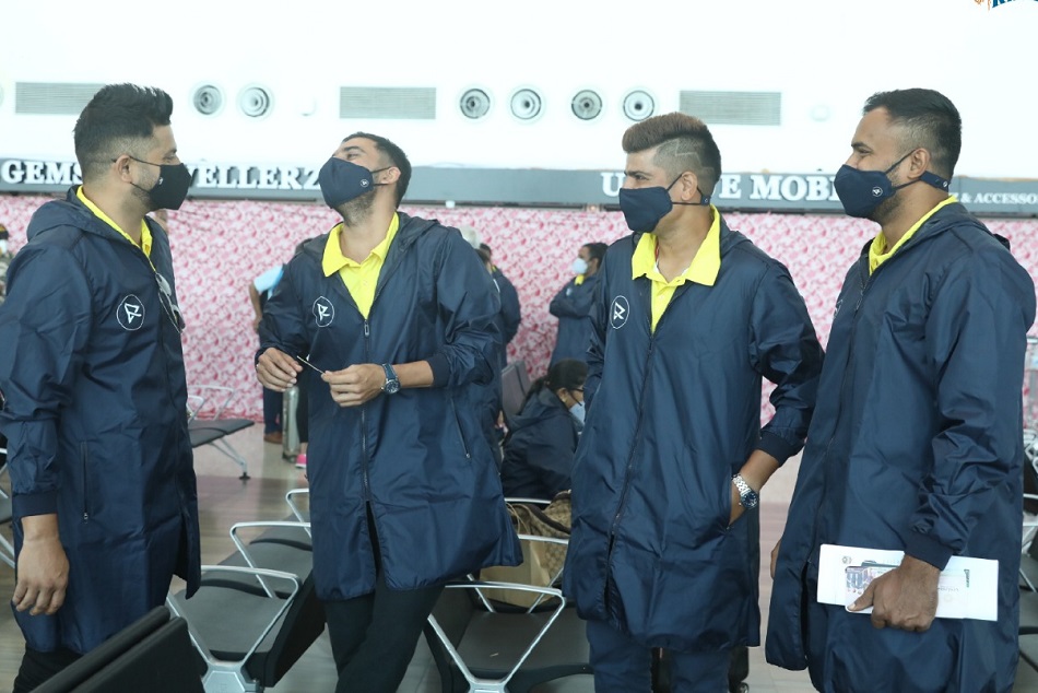 चेन्नई एयरपोर्ट पर दिखे धोनी और सुरेश, दुबई के लिए रवाना हुए CSK के खिलाड़ी